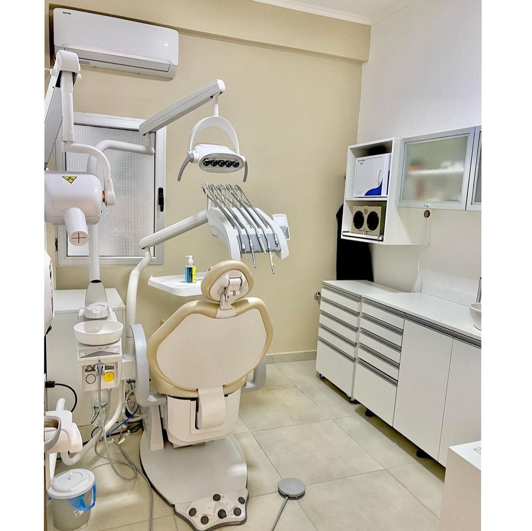 Consultorio dental moderno Dental Dúo con sillón ergonómico e instrumental digital